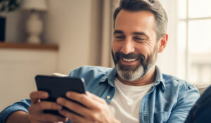 スマートフォンを見て幸せそうな顔をしているアイキャッチ画像